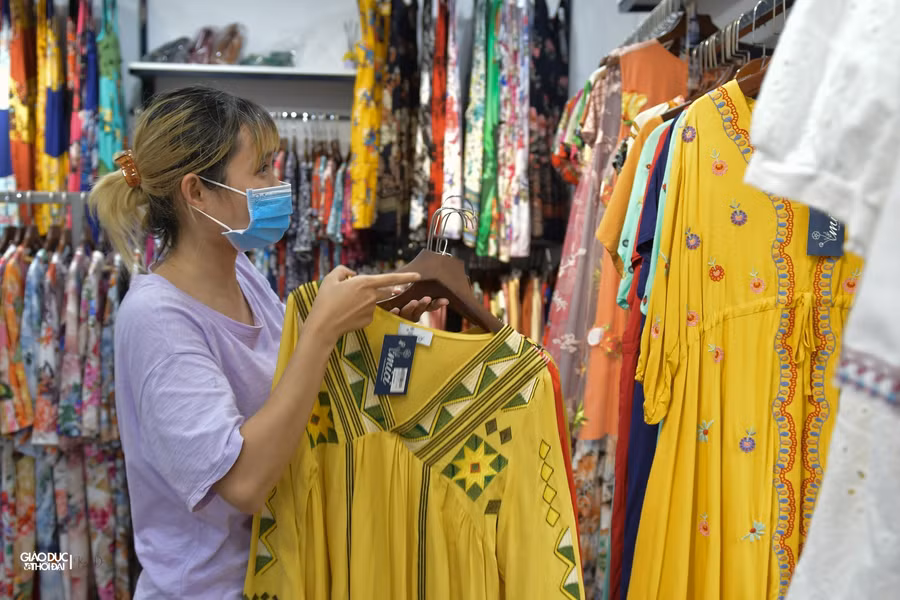 Tại cửa hàng đồ lanh Mici trên phố Thái Thịnh nhân viên trong cửa hàng cũng tất bật sắp xếp lại cửa hàng.