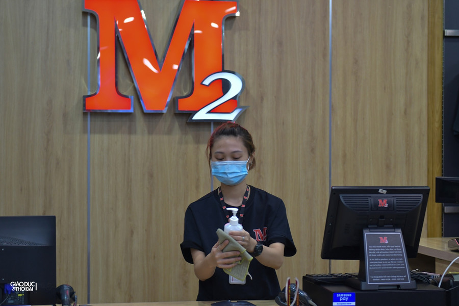 Hà Nội: Nhiều cửa hàng thời trang dọn dẹp trong đêm chuẩn bị bán hàng trở lại ảnh 9