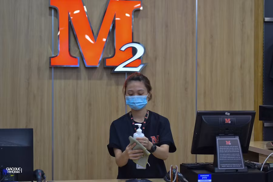 Hà Nội: Nhiều cửa hàng thời trang dọn dẹp trong đêm chuẩn bị bán hàng trở lại ảnh 9