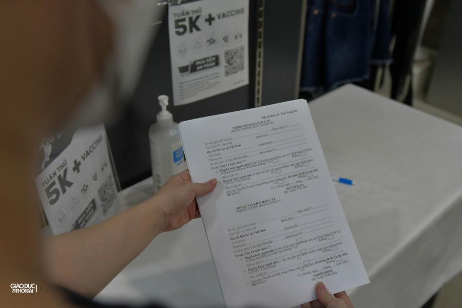 Thông điệp 5K, nước rửa tay, giấy khai báo y tế đã được chuẩn bị sẵn sàng.