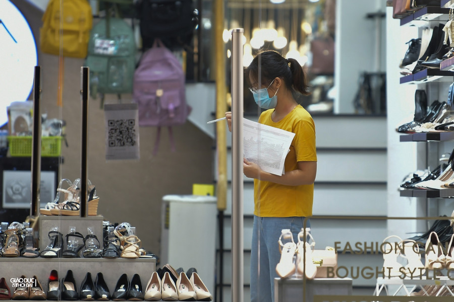 Nhân viên tại đây tiến hàng kiểm kê lại hàng hoá trong cửa hàng.