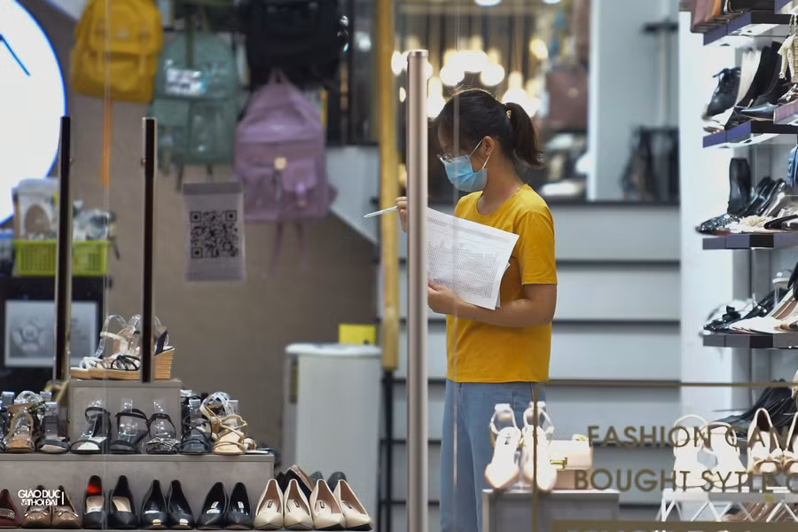 Nhân viên tại đây tiến hàng kiểm kê lại hàng hoá trong cửa hàng.