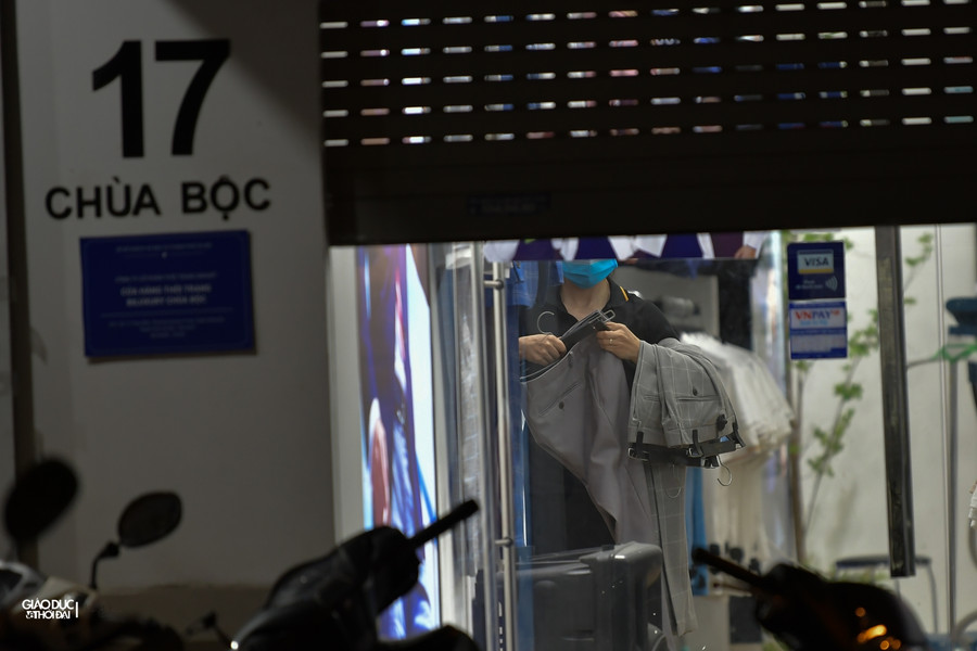 Nhiều cửa hàng trên phố Chùa Bộc tối ngày hôm nay đã bắt đầu sáng đèn.