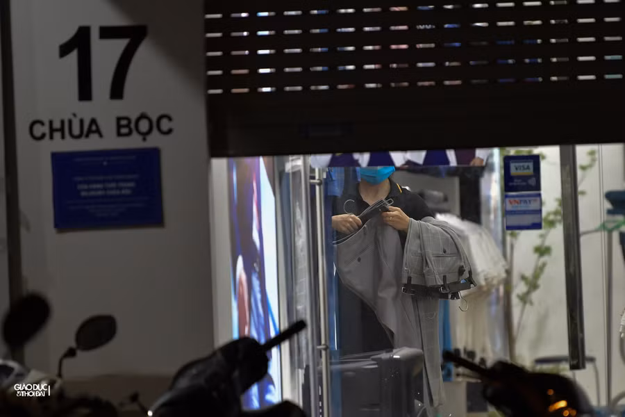 Nhiều cửa hàng trên phố Chùa Bộc tối ngày hôm nay đã bắt đầu sáng đèn.