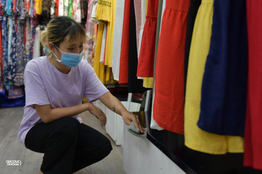 Cho dù đã khá muộn nhưng bên trong cửa hàng nhân viên vẫn tất bật dọn dẹp để chuẩn bị ngày mai 28/9 mở cửa trở lại bán hàng.