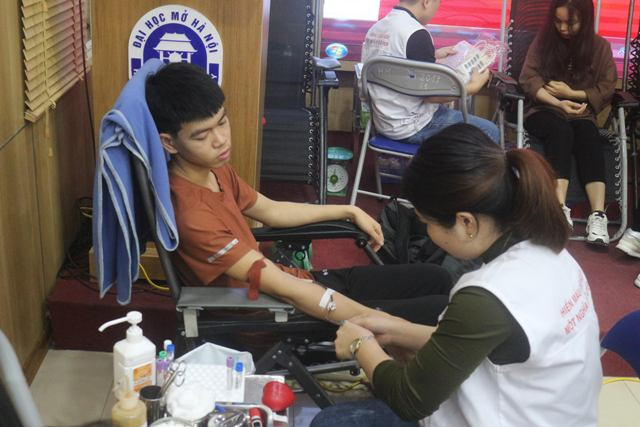 Sinh viên hiến máu tình nguyện tại buổi lễ.