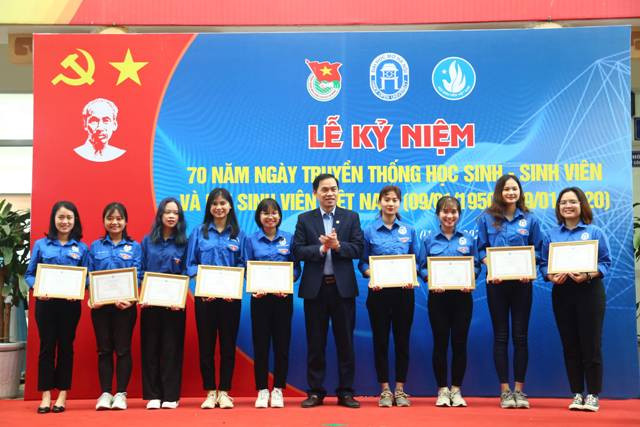 TS Dương Thăng Long - Phó Hiệu trưởng và các đoàn viên xuất sắc.