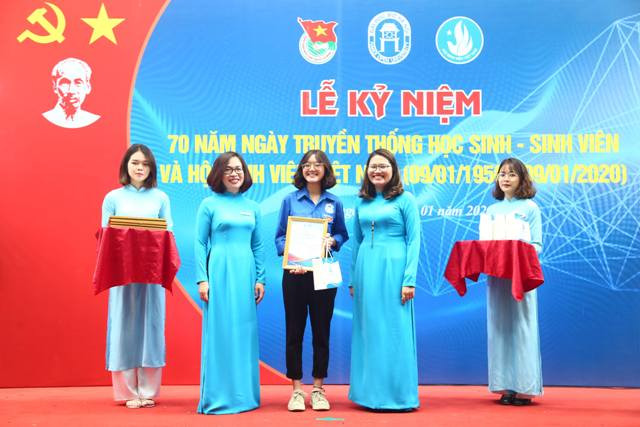 PGS. TS Nguyễn Thị Nhung - Phó hiệu trưởng khen thưởng cho đoàn viên thanh niên.