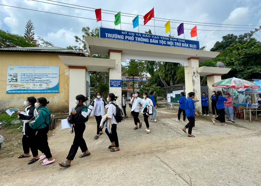 Thí sinh tại điểm thi trường Phổ thông Dân tộc nội trú huyện Đăk Glei kết thúc ngày thi đầu tiên.