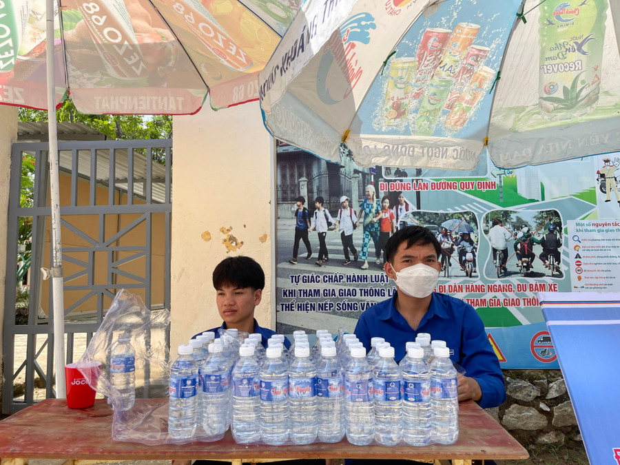 Tình nguyện viên túc trực, hỗ trợ thí sinh.