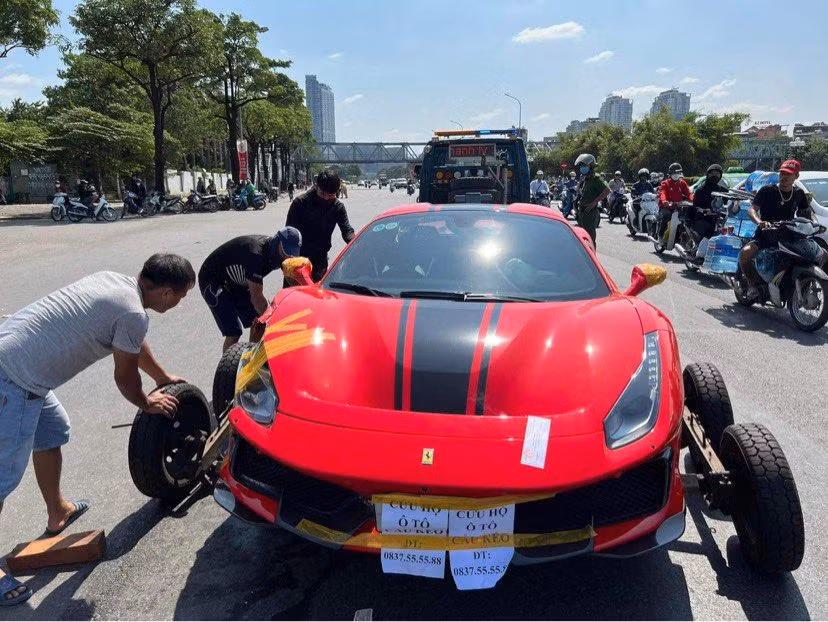 Chiếc siêu xe Ferrari trong vụ tai nạn khiến 1 người tử vong.