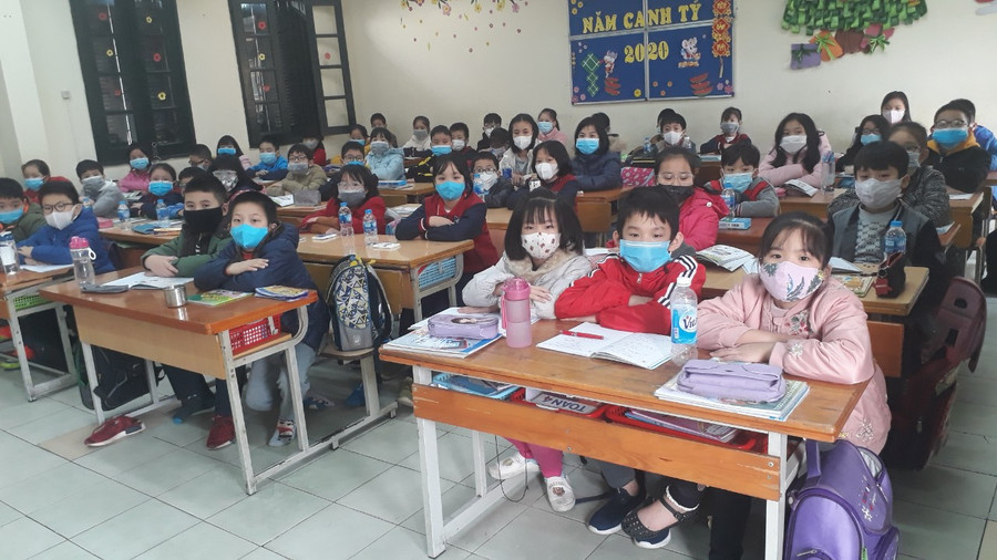 Học sinh của trường được nhắc nhở giữ vệ sinh, đeo khẩu trang khi đi học. Nhà trường cho phép học sinh được đeo khẩu trang trong giờ học