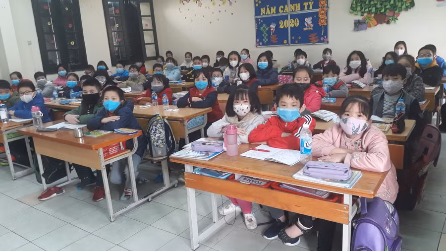 Học sinh của trường được nhắc nhở giữ vệ sinh, đeo khẩu trang khi đi học. Nhà trường cho phép học sinh được đeo khẩu trang trong giờ học