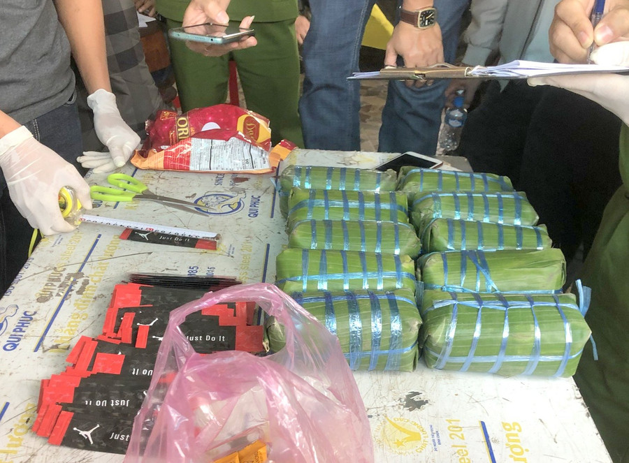 Ma túy được ngụy trang trong các cuộn lá xanh dạng đòn chả. (Ảnh: Hải quan Quảng Trị cung cấp).