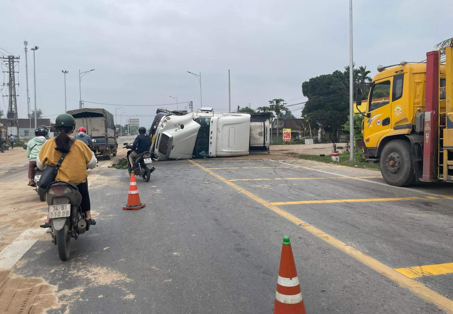 Hiện trường vụ tai nạn xe đầu kéo bị lật.