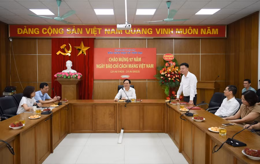 Nhà báo Triệu Ngọc Lâm – Tổng Biên tập Báo Giáo dục &amp; Thời đại phát biểu tại buổi gặp mặt chúc mừng Ngày Báo chí cách mạng Việt Nam