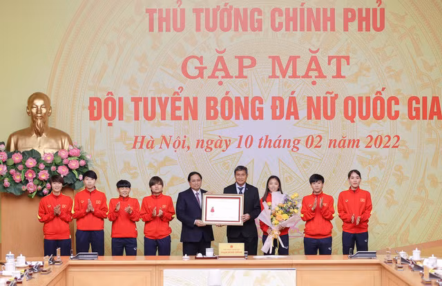 Thủ tướng Chính phủ Phạm Minh Chính trao tặng Huân chương Lao động các hạng cho Đội tuyển Bóng đá nữ Quốc gia, Huấn luyện viên trưởng Mai Đức Chung và 7 vận động viên - Ảnh: VGP/Nhật Bắc.