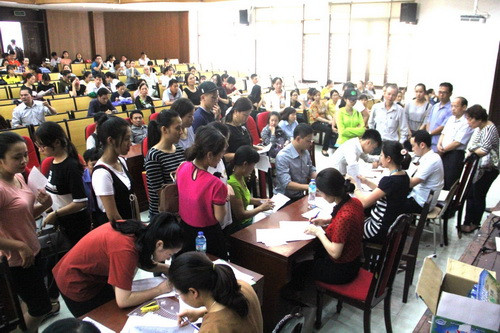 Thí sinh đến làm thủ tục nộp hồ sơ xét tuyển thẳng tại Học viện Tài chính
