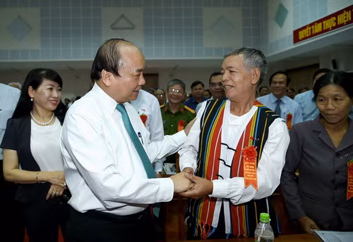 Thủ tướng Nguyễn Xuân Phúc thăm hỏi và động viên các đại biểu tham dự Hội nghị