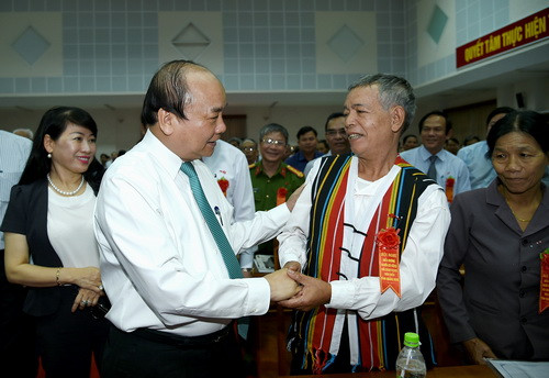 Thủ tướng Nguyễn Xuân Phúc thăm hỏi và động viên các đại biểu tham dự Hội nghị Thủ tướng Nguyễn Xuân Phúc thăm hỏi và động viên các đại biểu tham dự Hội nghị