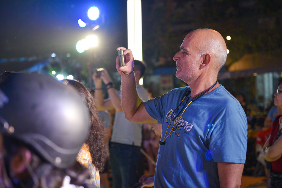 Nhiều du khách nước ngoài thích thú với những tiết mục được thể hiện bằng nhạc cụ dân tộc của Việt Nam. Nhiều du khách nước ngoài thích thú với những tiết mục được thể hiện bằng nhạc cụ dân tộc của Việt Nam.