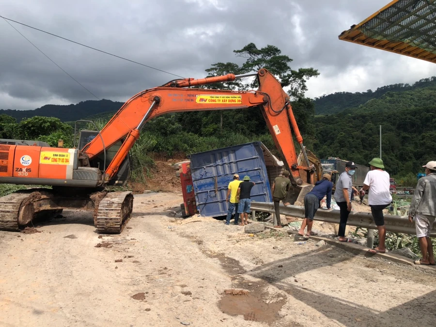 Lực lượng chức năng huy động cần cẩu để giải phóng đường, đảm bảo cho các phương tiện lưu thông.