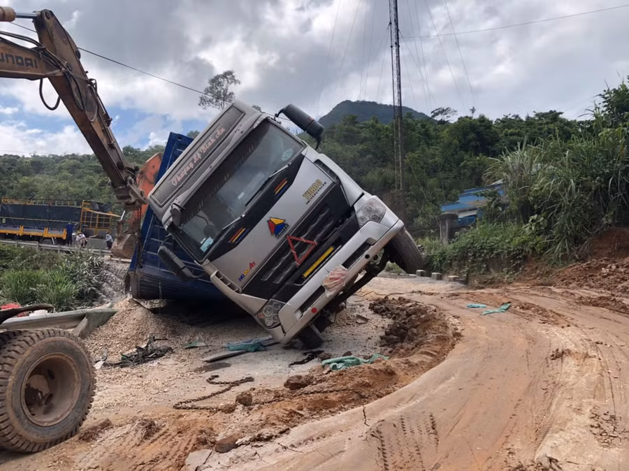 Xe tải vận chuyển sắn theo hướng từ Cửa khẩu La Lay - Đông Hà thì bị lật.