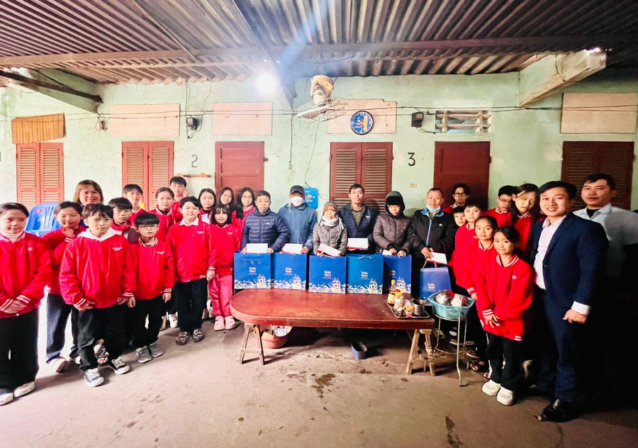 Những suất quà ý nghĩa đến với bệnh nhân ở xóm chạy thận. Những suất quà ý nghĩa đến với bệnh nhân ở xóm chạy thận.