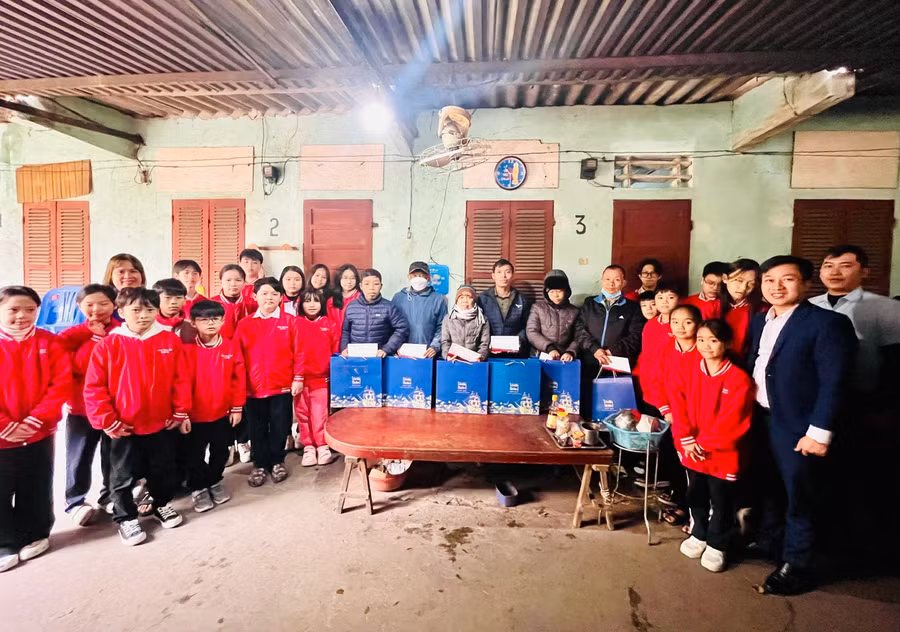 Những suất quà ý nghĩa đến với bệnh nhân ở xóm chạy thận.