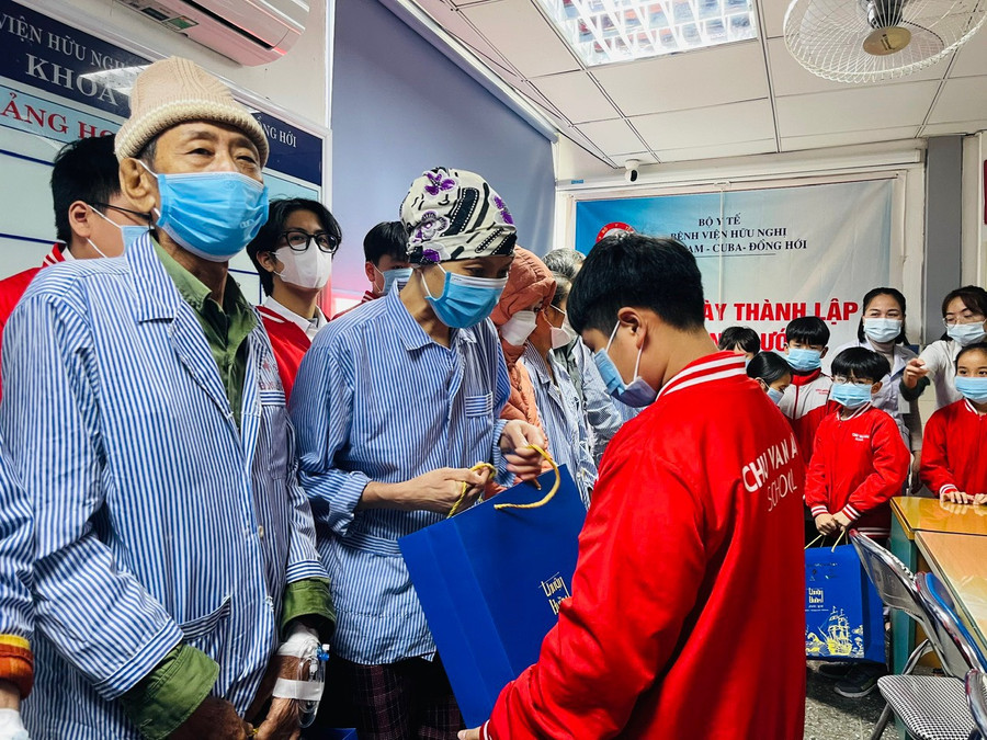 Học sinh của trường tặng quà đến bệnh nhân. Học sinh của trường tặng quà đến bệnh nhân.