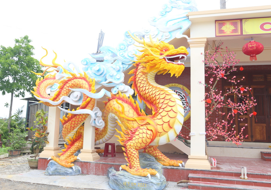 Hai linh vật rồng này dài khoảng 3m, cao hơn 2,5m, được bố trí theo thế chầu ở 2 bên cửa chùa. Hai linh vật rồng này dài khoảng 3m, cao hơn 2,5m, được bố trí theo thế chầu ở 2 bên cửa chùa.