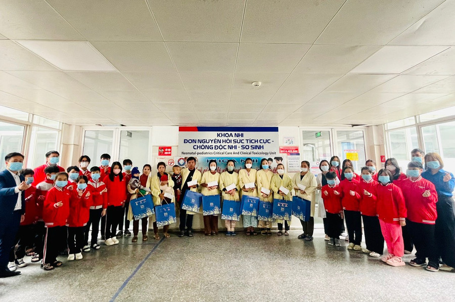 Thầy và trò trường Chu Văn An tặng quà đến bệnh nhân điều trị tại Bệnh viện hữu nghị Việt Nam Cuba - Đồng Hới. Thầy và trò trường Chu Văn An tặng quà đến bệnh nhân điều trị tại Bệnh viện hữu nghị Việt Nam Cuba - Đồng Hới.