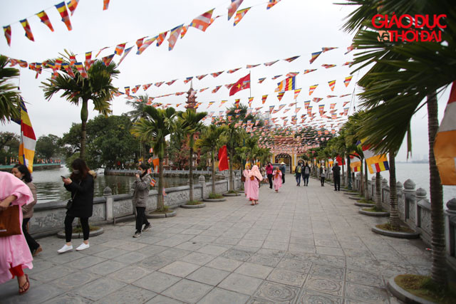 Tại chùa Trấn Quốc (Hà Nội) cũng chung tình trạng "vắng khách".