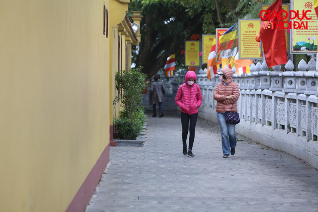 Du khách đến chùa Trấn Quốc ai cũng đeo khẩu trang.