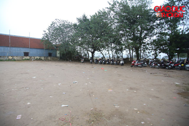 Bãi trông xe tại Phủ Tây Hồ chỉ thưa thớt vài chiếc xe máy.