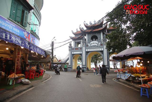 Tại Phủ Tây Hồ, lối vào phủ hàng quán vẫn mở dọc 2 bên đường, nhưng khách thì gần như không có.