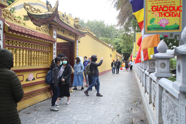 Trong ngày hôm nay, khách đến chùa Trấn Quốc không nhiều, mọi người có thể thoải mái chụp hình hay đi lại trong khuôn viên của chùa.