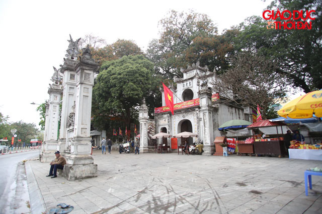 Đền Quán vắng vẻ những ngày đầu năm.