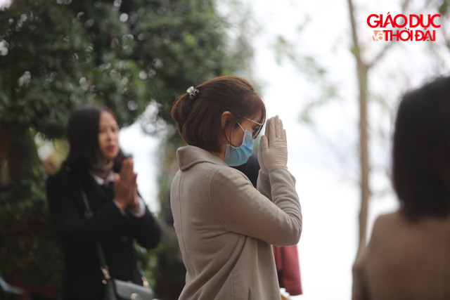 Nhiều người cần thận ngoài đeo khẩu trang còn đeo cả găng tay đến lễ.