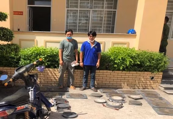 Hai đối tượng cùng tang vật của vụ án.