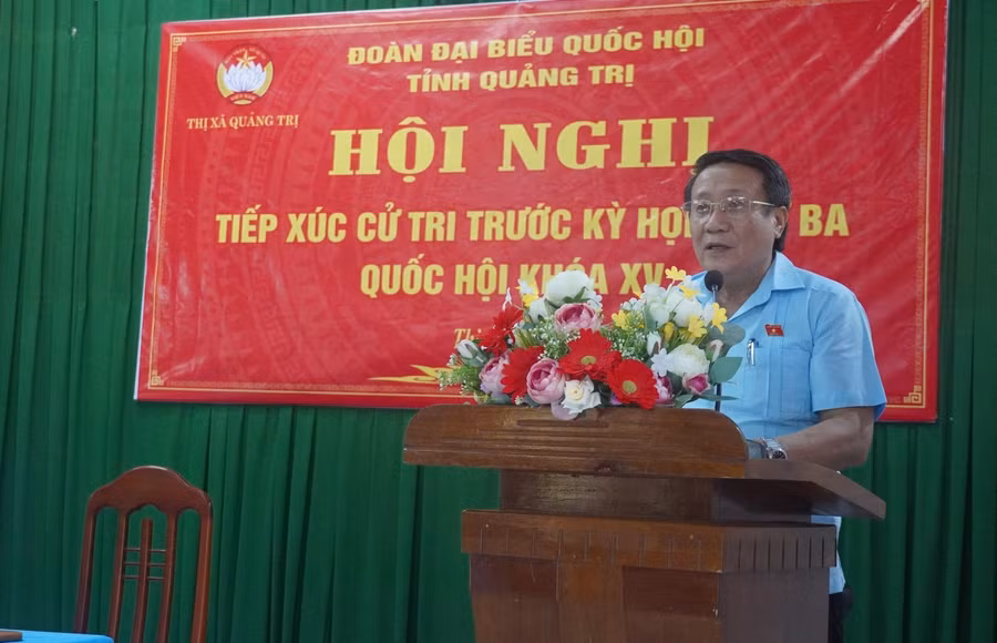 Ông Hà Sỹ Đồng thay mặt Đoàn ĐBQH tỉnh báo cáo các một số nội dung sẽ được thảo luận tại kỳ họp sắp tới.