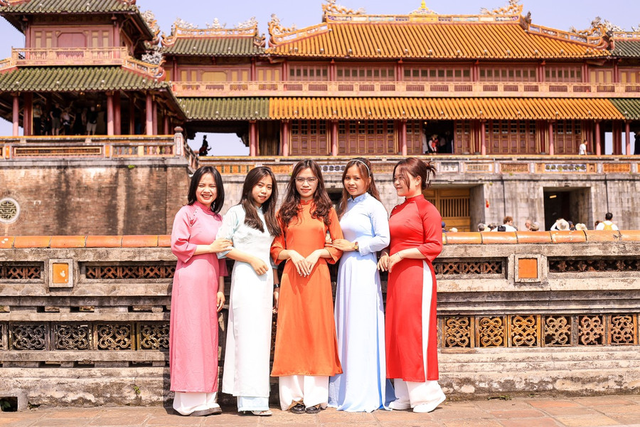 Ngày 8/3 sẽ được miễn phí vé tham quan ở các điểm di tích thuộc Quần thể di tích Cố đô Huế đối với phụ nữ mặc áo dài. Ngày 8/3 sẽ được miễn phí vé tham quan ở các điểm di tích thuộc Quần thể di tích Cố đô Huế đối với phụ nữ mặc áo dài.