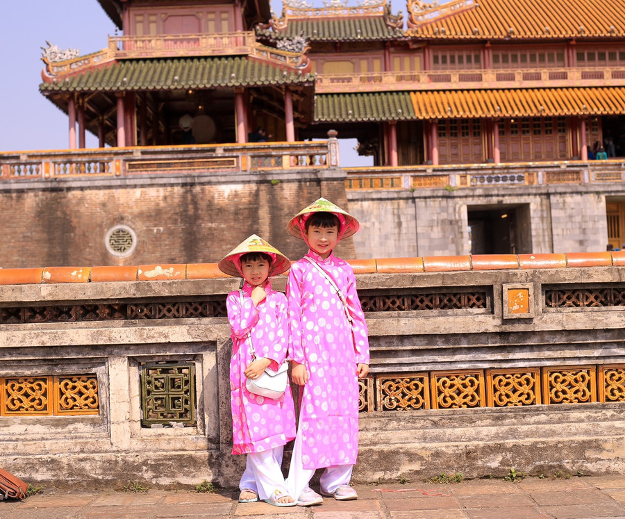 Hai em học sinh mặc áo dài tham quan Đại Nội Huế chụp hình lưu niệm. Hai em học sinh mặc áo dài tham quan Đại Nội Huế chụp hình lưu niệm.
