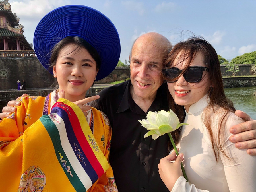 Các nữ sinh mặc áo dài chụp ảnh cùng khách nước ngoài tại Đại Nội. Các nữ sinh mặc áo dài chụp ảnh cùng khách nước ngoài tại Đại Nội.