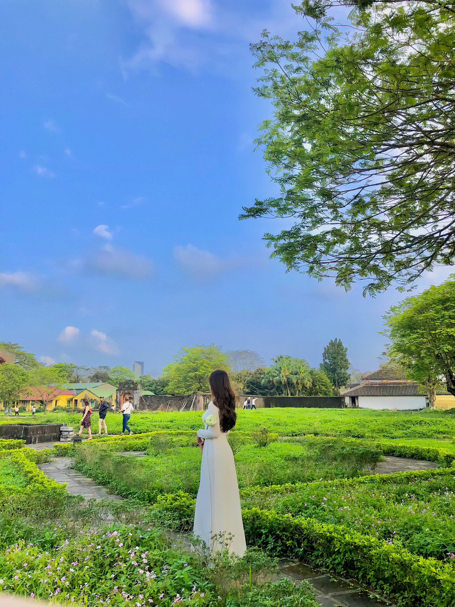 Mặc áo dài trắng tham quan trong Đại Nội. Mặc áo dài trắng tham quan trong Đại Nội.