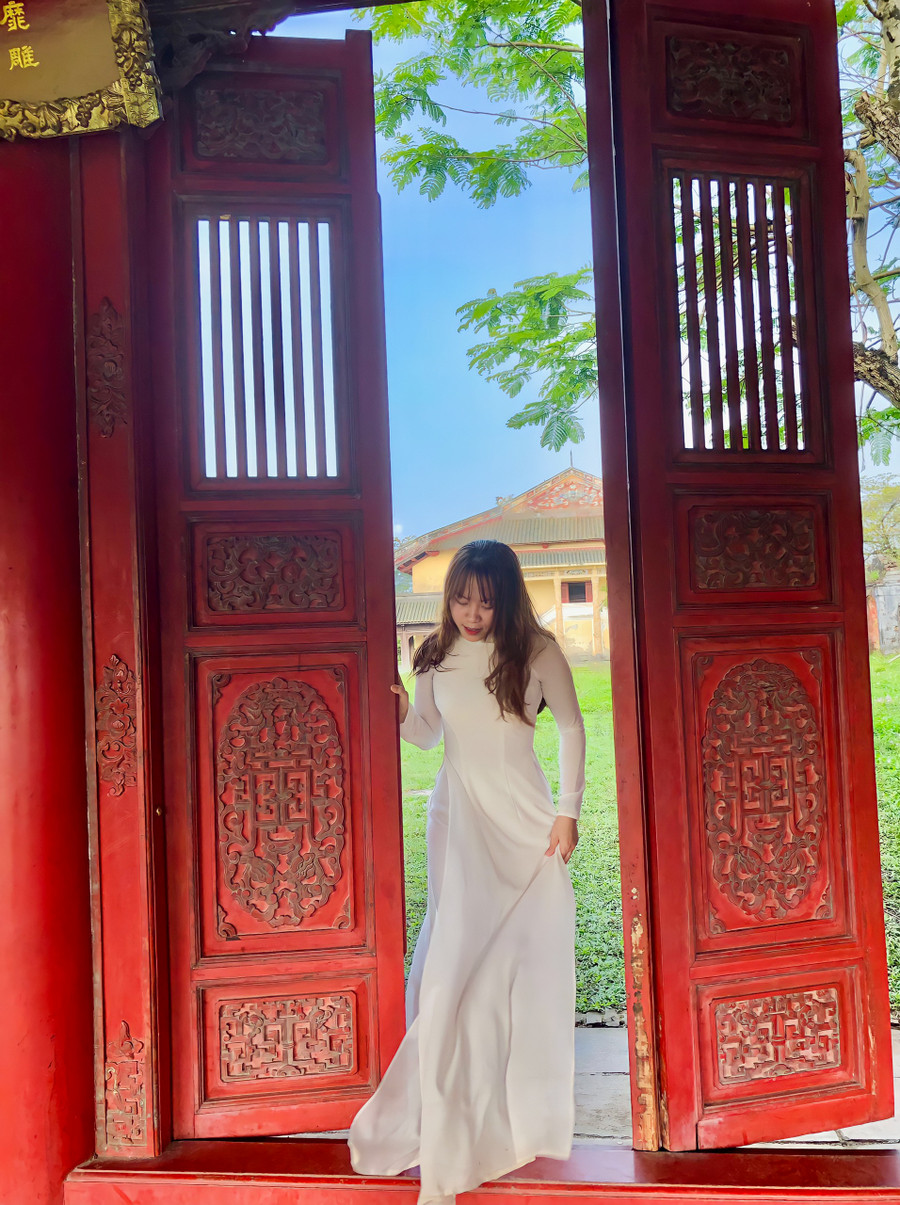 Nữ sinh viên Nhật Thảo – Trường ĐH Luật, ĐH Huế chụp hình bên kênh ở Đại Nội Huế. Nữ sinh viên Nhật Thảo – Trường ĐH Luật, ĐH Huế chụp hình bên kênh ở Đại Nội Huế.