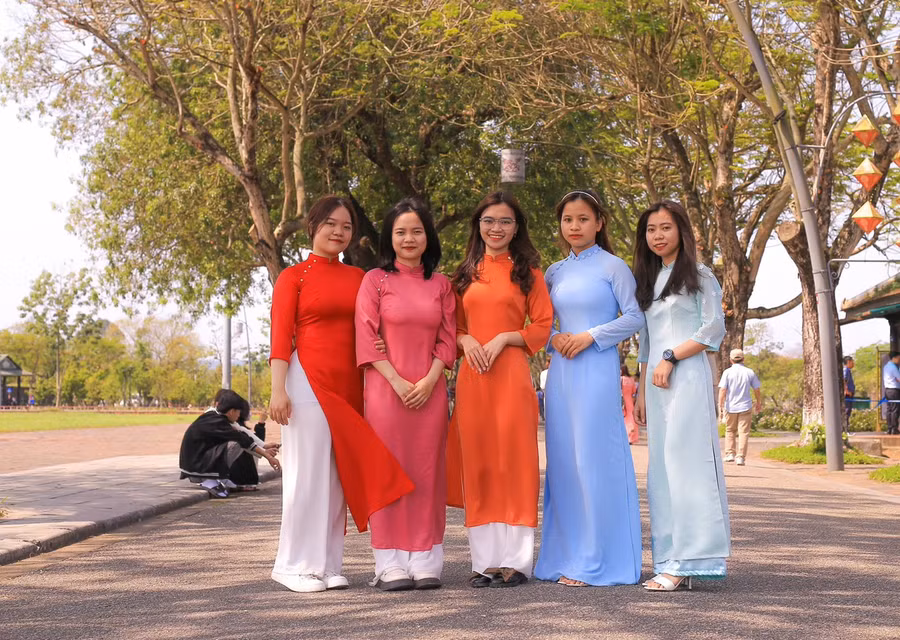 Nét duyên dáng của sinh viên nữ khi mặc áo dài.
