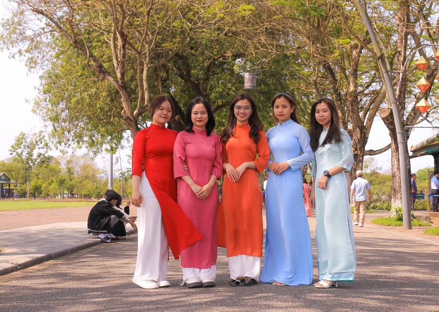 Nét duyên dáng của sinh viên nữ khi mặc áo dài. Nét duyên dáng của sinh viên nữ khi mặc áo dài.