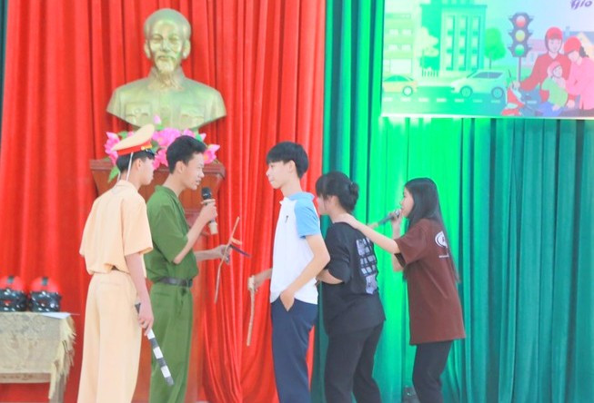 Học sinh Trường THPT Gio Linh biểu diễn tiểu phẩm về ATGT. Học sinh Trường THPT Gio Linh biểu diễn tiểu phẩm về ATGT.