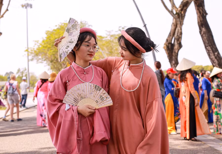 2 nữ sinh viên trường ĐH Ngoại Ngữ cảm thấy rất tự hào khi khoác trên mình chiếc áo dài đặc trưng của người con gái Việt Nam.